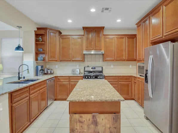 1057 Marseille Ln, Roseville, CA 95747