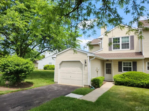 16 Berkshire Ct, Bordentown, NJ 08505