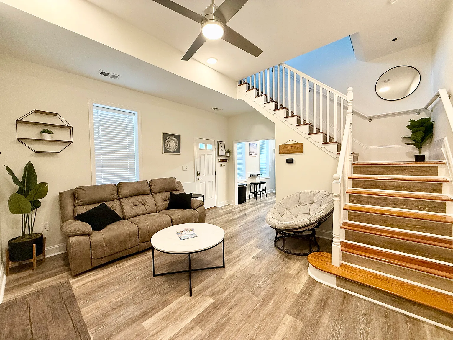 4 bed, 1000 sqft, $2,500 — Photo 2