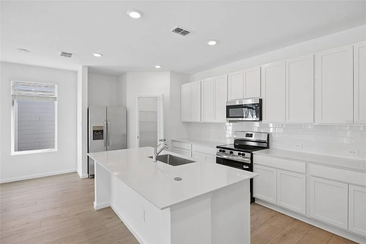 3 bed, 2.0 bath, 1882 sqft, $2,350 — Photo 2