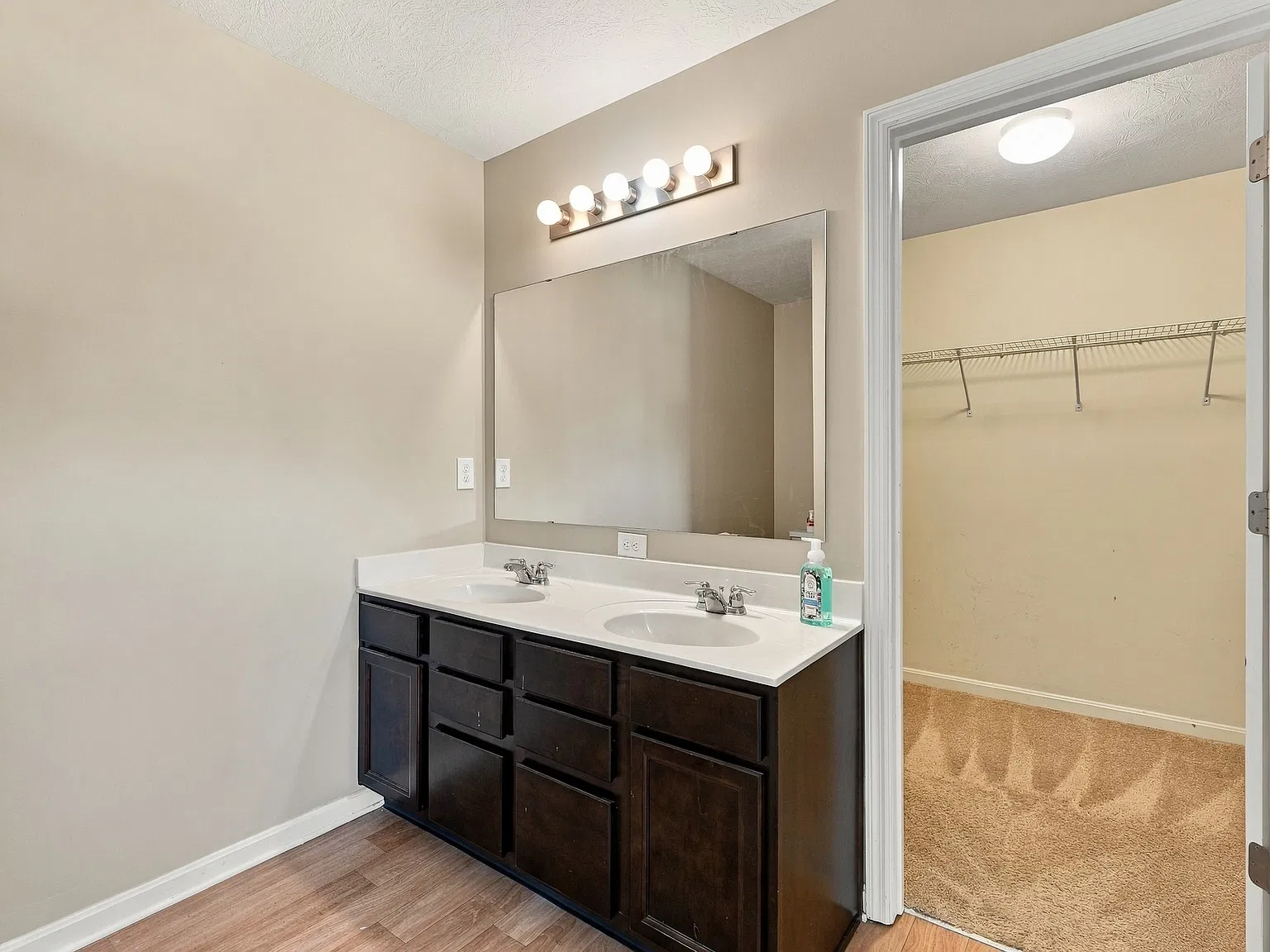 3 bed, 2.5 bath, 1922 sqft, $2,400 — Photo 3