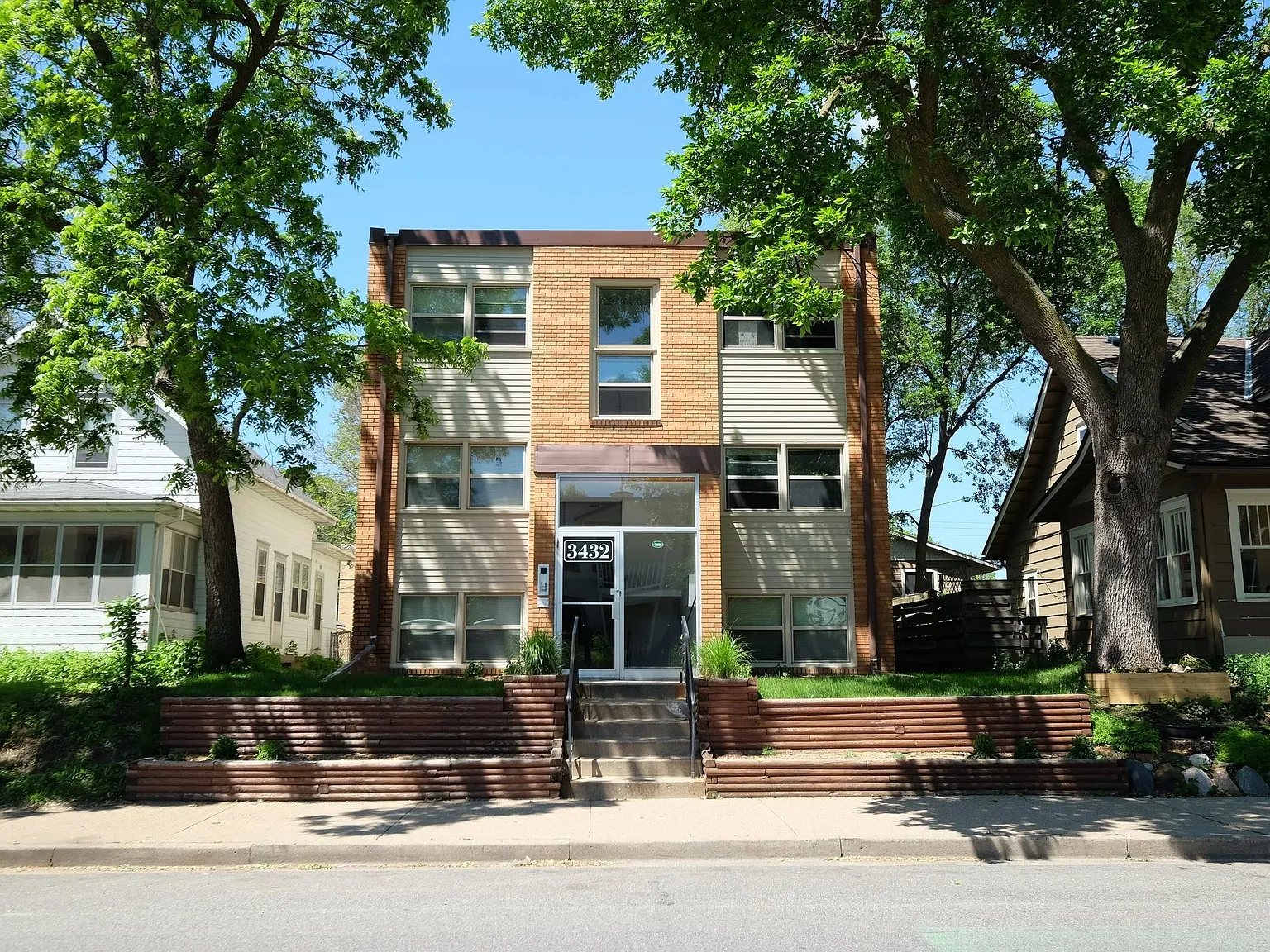 Bryant Ave Apartments | 3432 — Photo 2