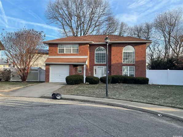 432 Locust Court, Rockville Centre, NY 11570