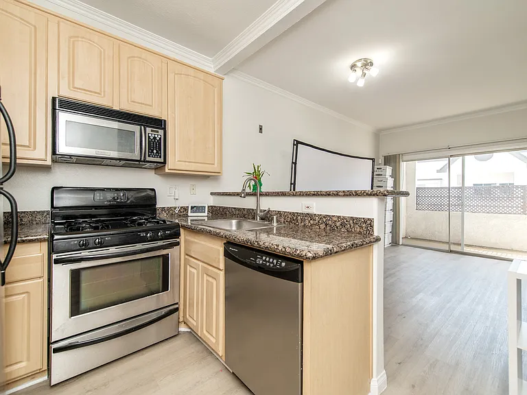 300 N El Molino Ave #312 — Photo 7