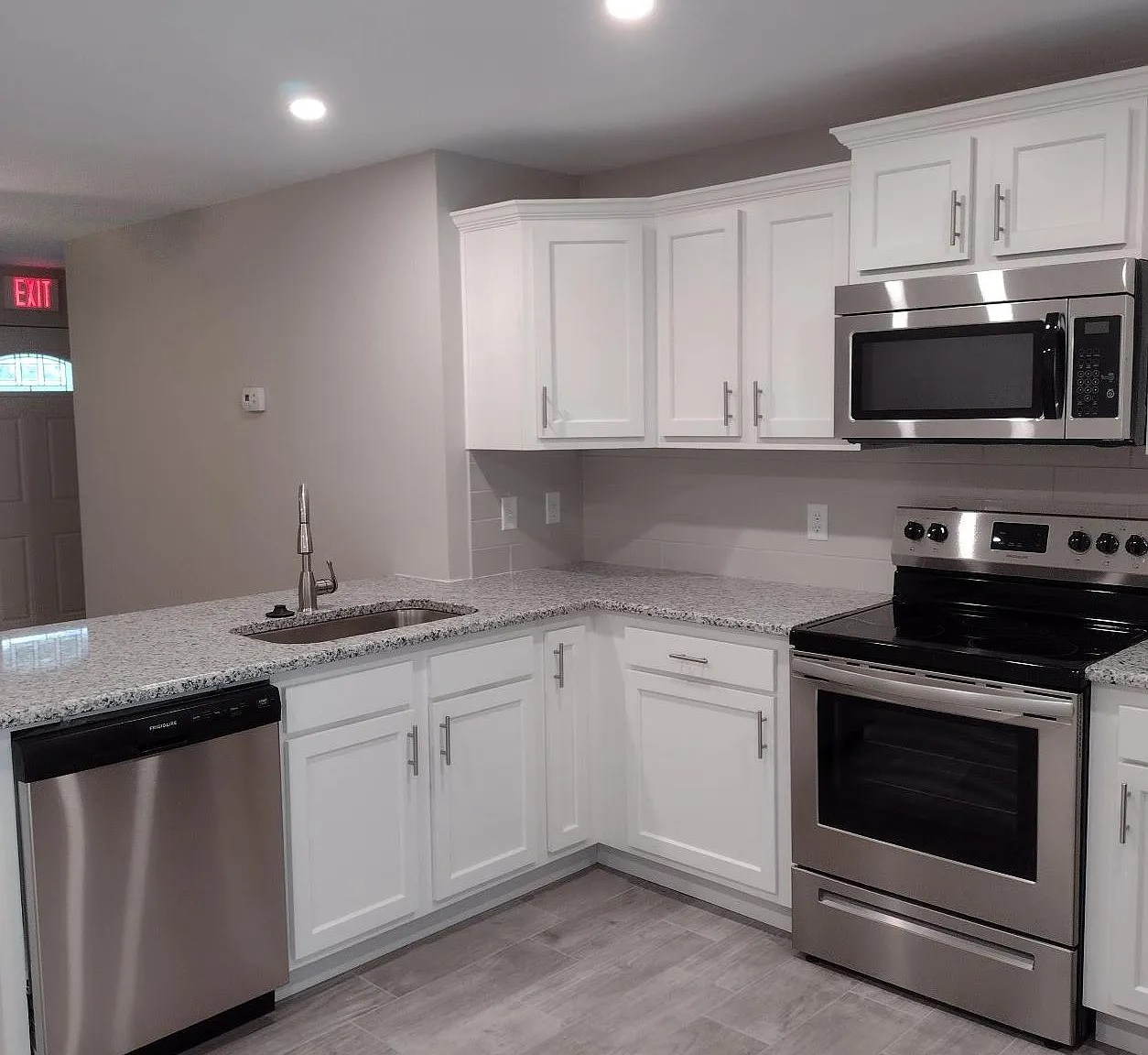 2 bed, 900 sqft, $1,500 — Photo 2