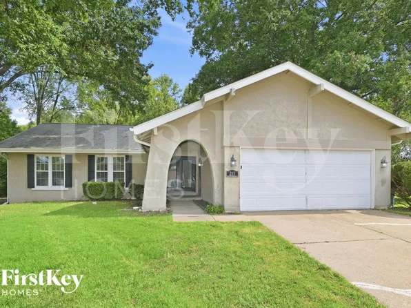 213 Hollyberry Ct, Ballwin, MO 63021