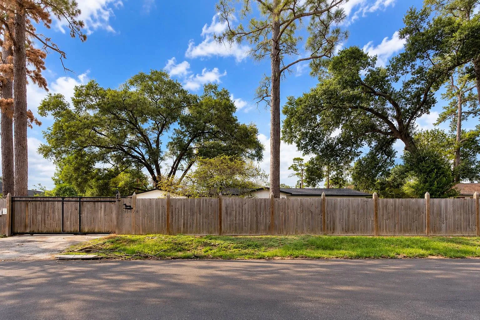 3 bed, 2.0 bath, 1574 sqft, $2,200 — Photo 4
