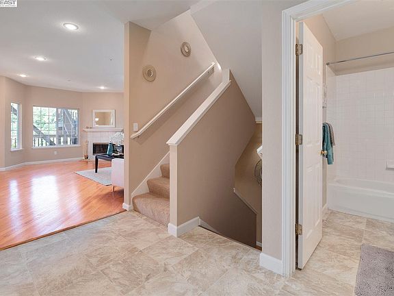 5th image of 2210 Parnassus Ct #101