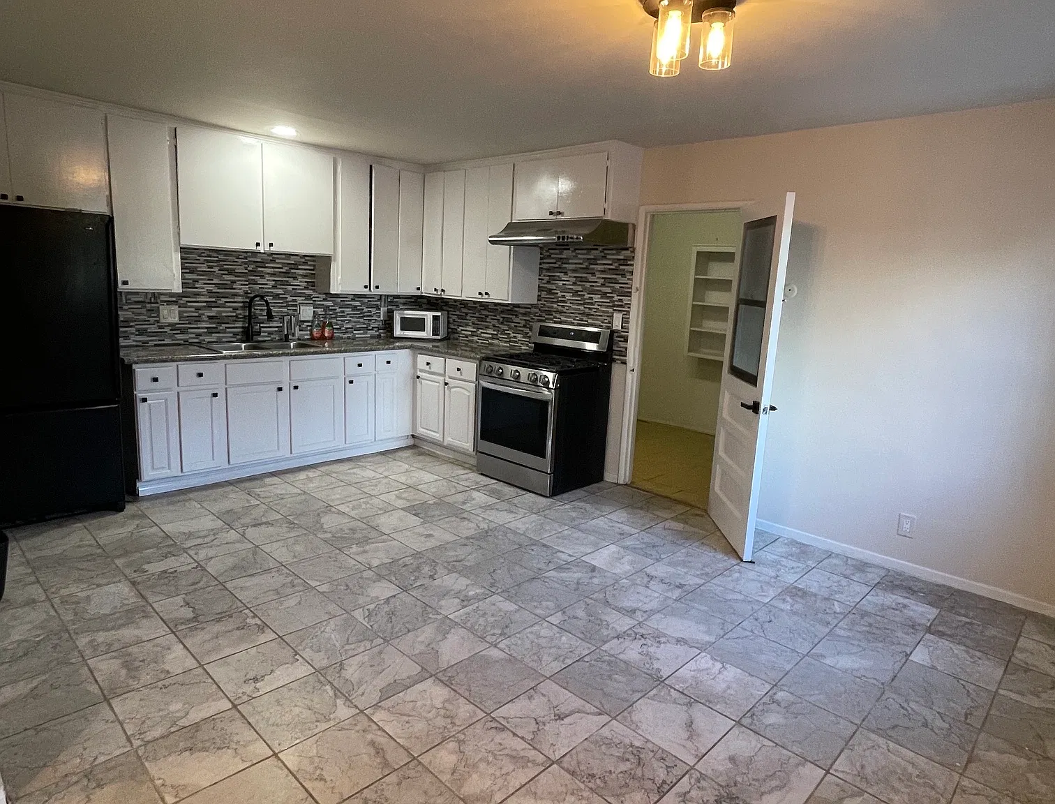 3 bed, 1100 sqft, $3,100 — Photo 4