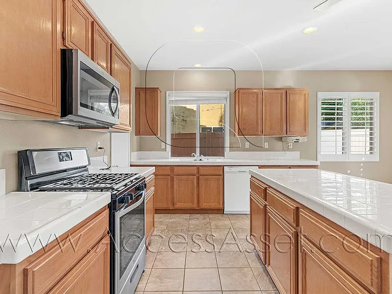 1358 Baldwin St — Photo 13