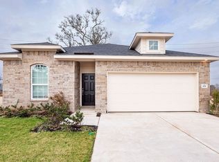 208 Water Grass Trl, Clute, TX 77531