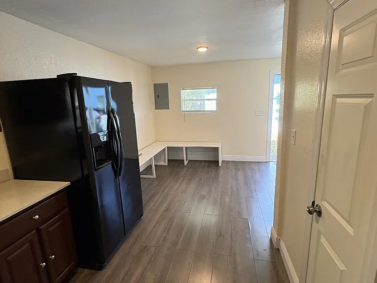 905 E Crawford St — Photo 16
