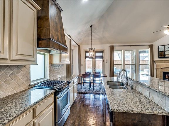 5th image of 711 Hampshire Ct