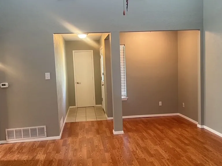 3700 Dauphine Ct — Photo 4