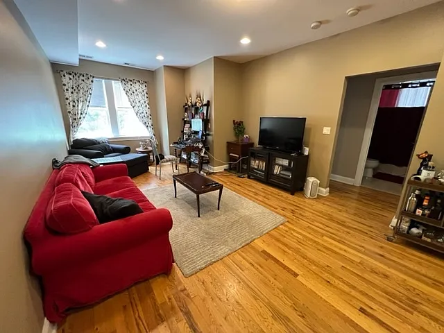 3 bed, 850 sqft, $2,200 — Photo 2