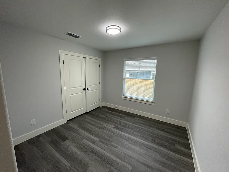 608 E 3rd St #2 — Photo 6