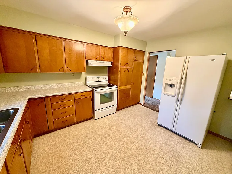 Spacious 2 Bedroom 1 Bathroom! — Photo 4