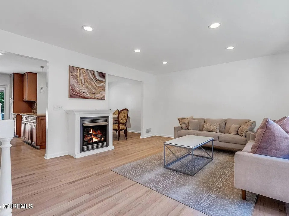 2 Roslyn Dr