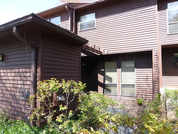 2nd image of 235 Woods Brooke Cir