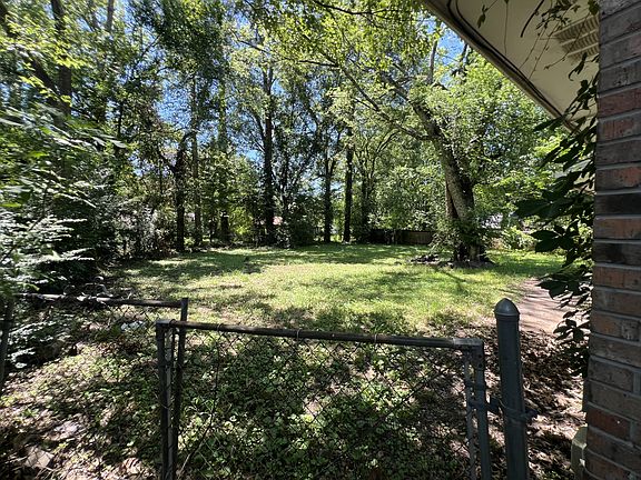 2nd image of 2915 Longwood Dr