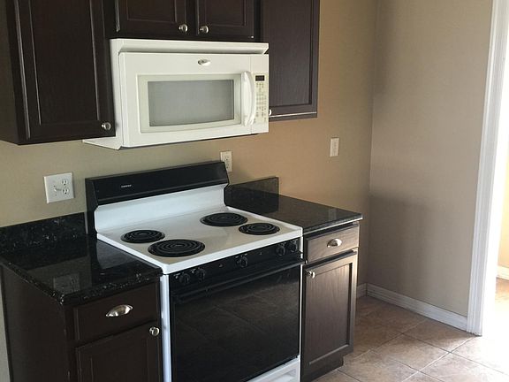 3rd image of 815 SW Arrowhead Dr