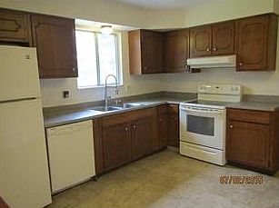 Kitchen. Appliances are only 6 years old.