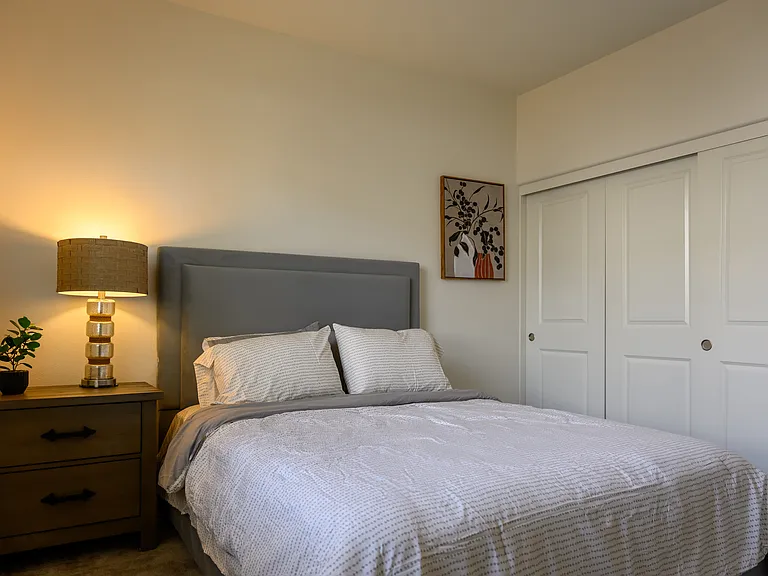 Bedroom 4 - 1 Queen