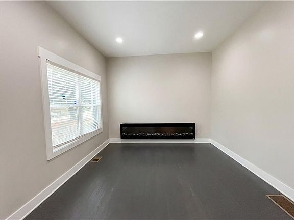 3rd image of 1955 Meadow Ln