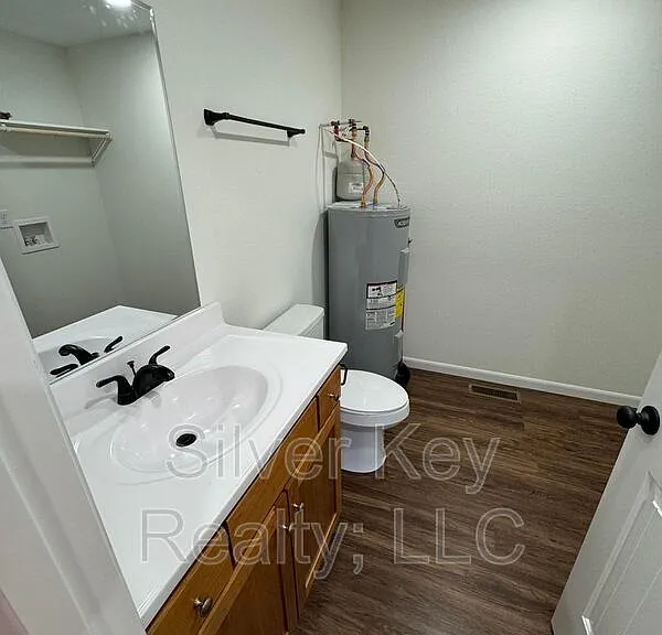 141-155 Oak St #155 — Photo 8