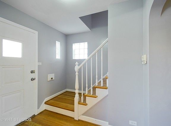 2nd image of 2613 W Balmoral Ave