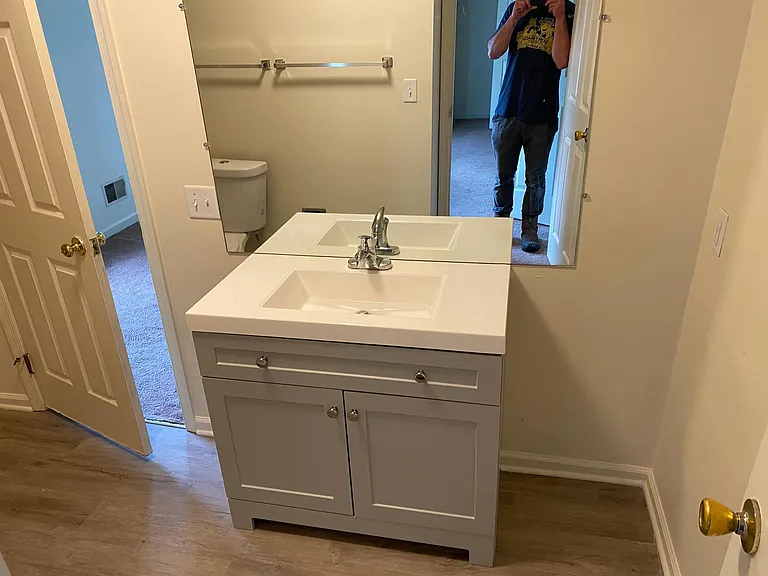 Full bathroom between the bedrooms