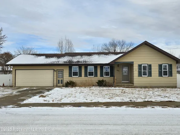 681 3rd Ave SW, Dickinson, ND 58601