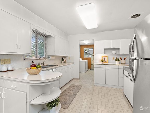 5th image of 1115 N Washington Avenue
