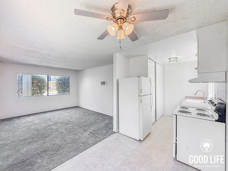 SD: Sun-Filled 1BD/1BA Apartment in Pacific Beach One Block from the Bay w/ Reserved Parking! — Photo 1