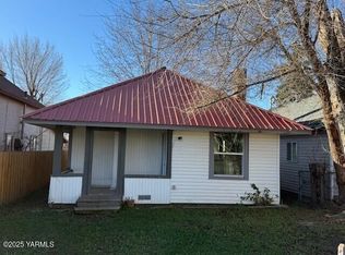 1006 Maple Way, Zillah, WA 98953