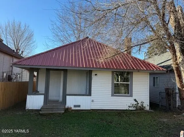 1006 Maple Way, Zillah, WA 98953