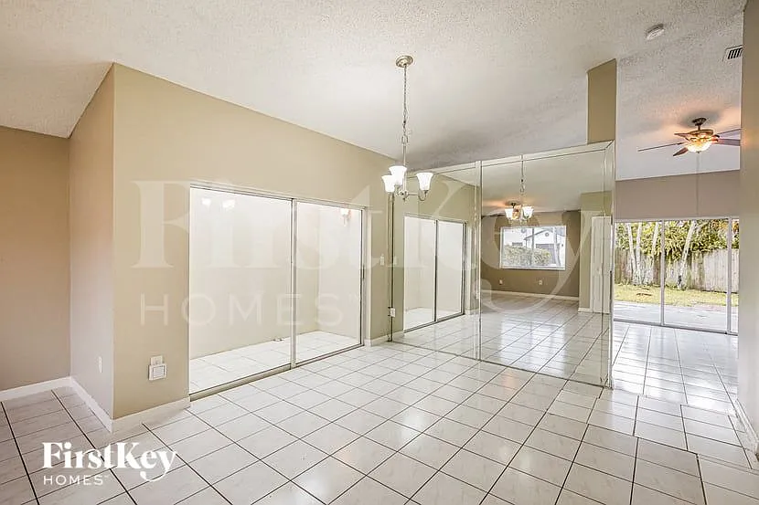 3 bed, 2.0 bath, 1421 sqft, $3,355 — Photo 3