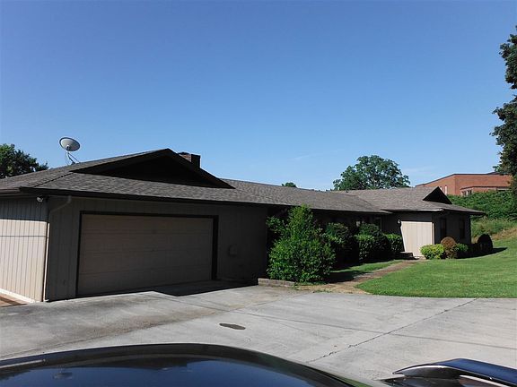 3rd image of 914 Holtsinger Dr