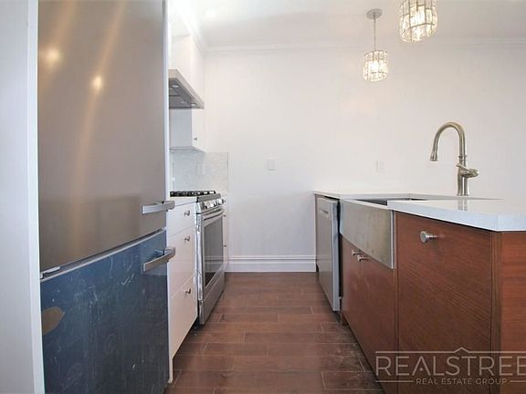 5th image of 54 Van Dyke St