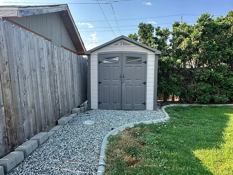 709 Schons Pl — Photo 25