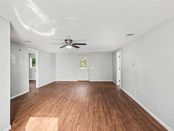 4th image of 502 Maple St