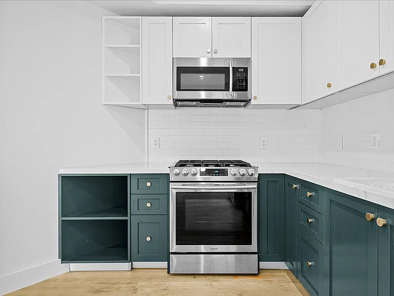 135 N Doheny Dr #202 — Photo 5