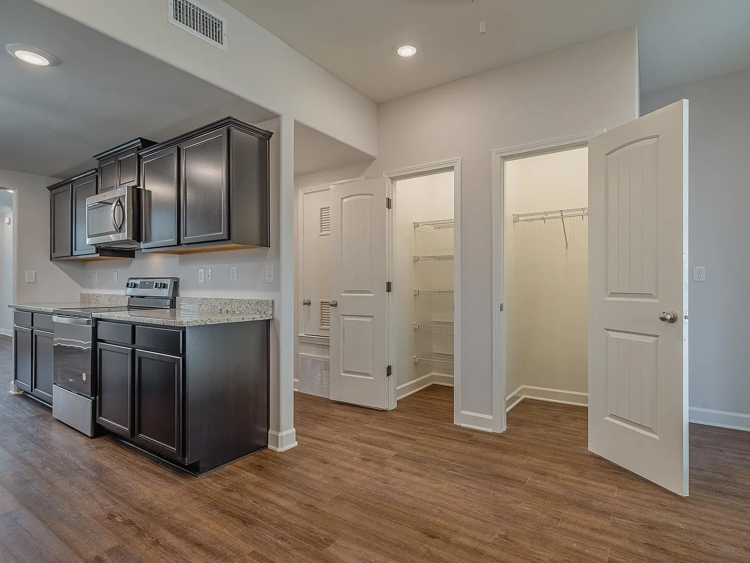 3 bed, 2.5 bath, $2,200 — Photo 4