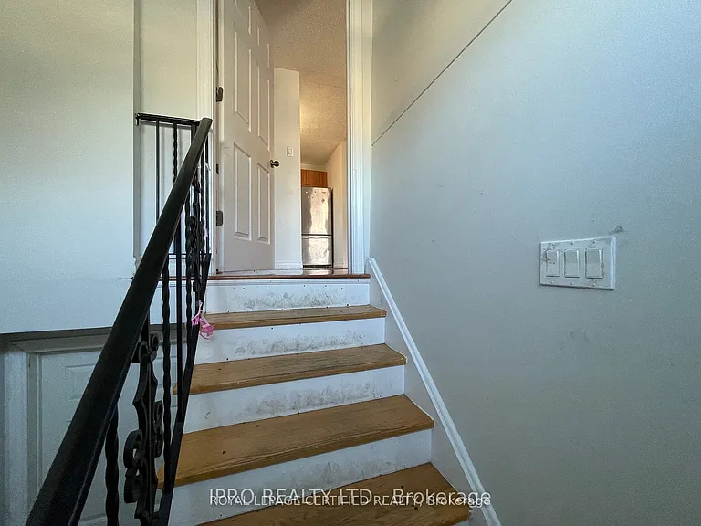 498 Daralea Hts #UPPER — Photo 2
