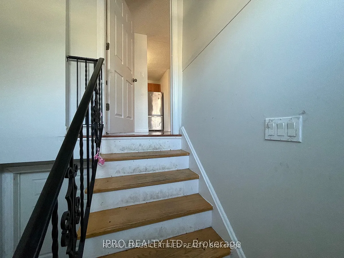Building Photo - 498 Daralea Hts #UPPER
