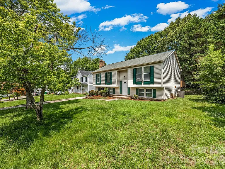 10715 Derry Dr — Photo 3