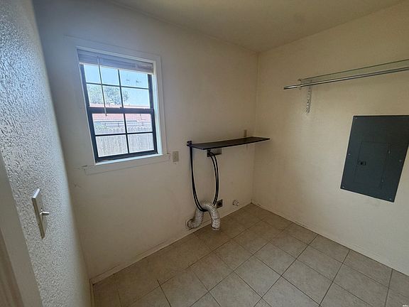 5th image of 1020 N Oak St