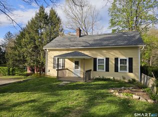 17 Pleasant St, Woodbury, CT 06798