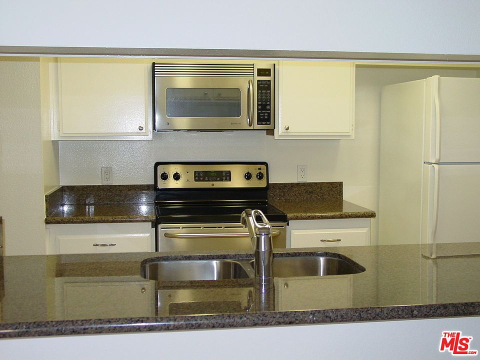 1st image of 600 W 9th St APT 611