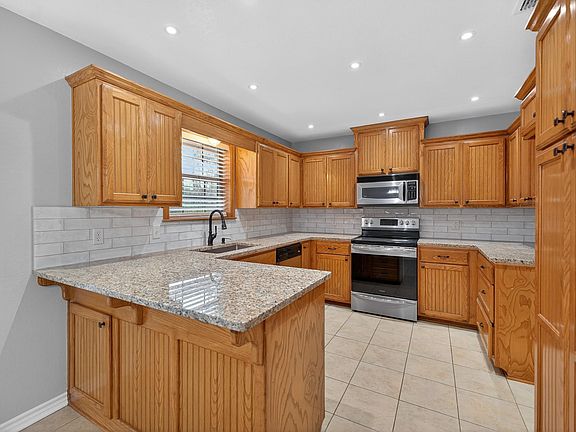 4th image of 433 English Ln